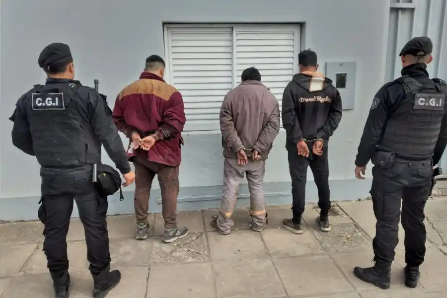 Se escapaban en motocicletas con elementos robados de la vía pública: quedaron detenidos