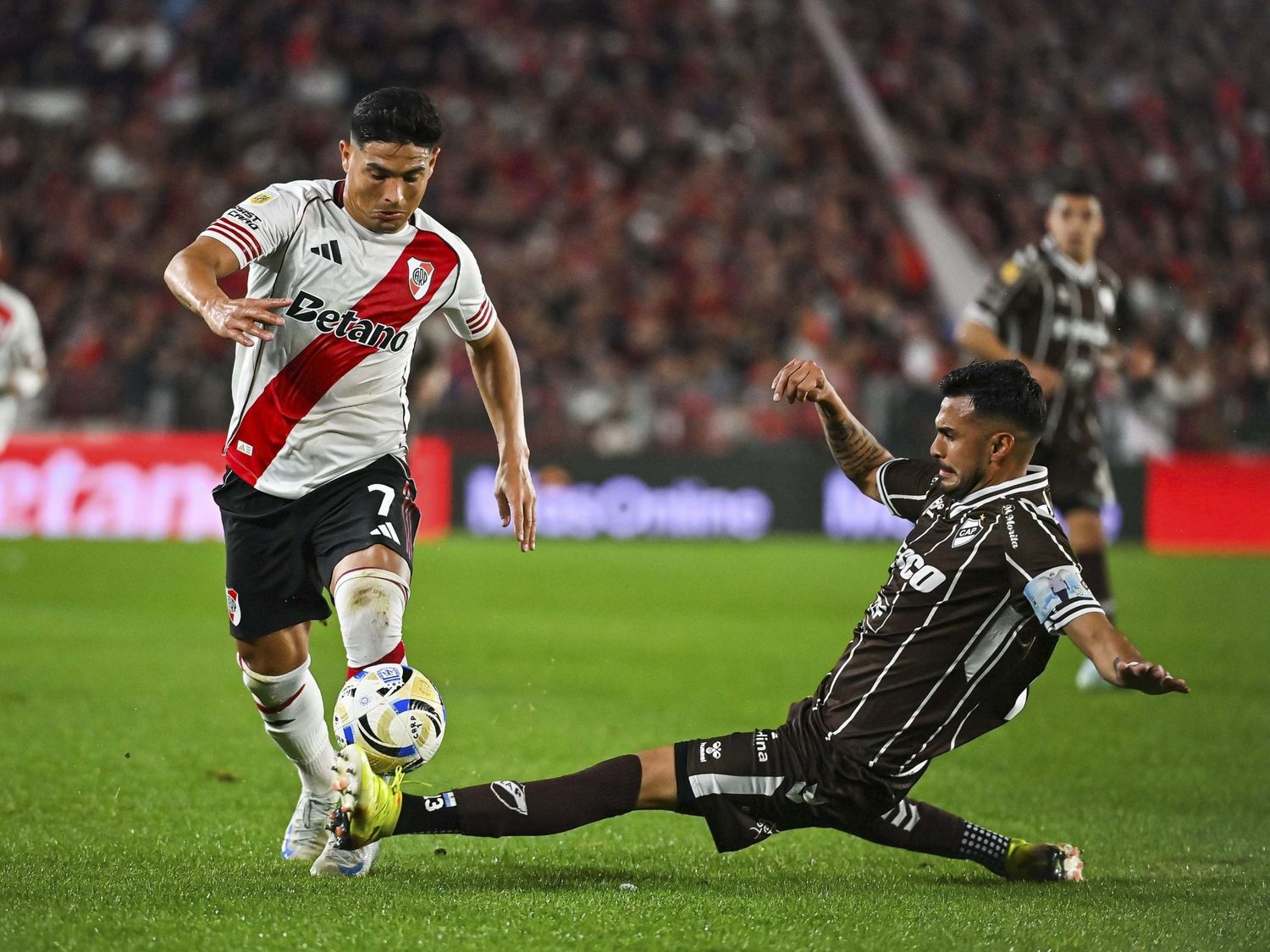 River arrancó con un triunfo frente a Platense