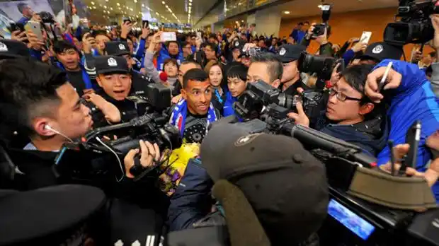 Carlos Tevez llegó a China y hubo un multitudinario recibimiento
