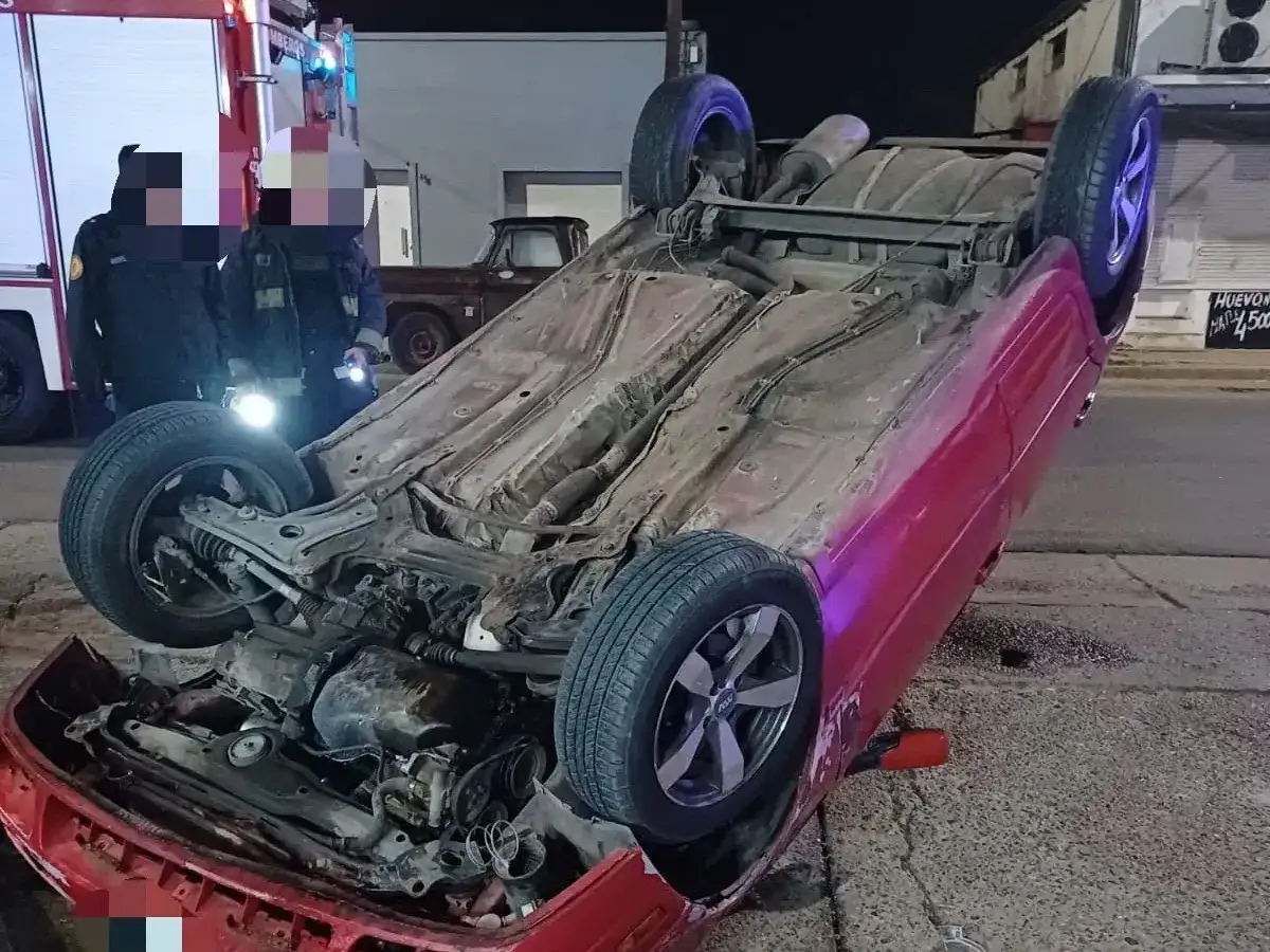 Un joven perdió el control del auto, volcó e impactó a dos chicas que estaban en una moto