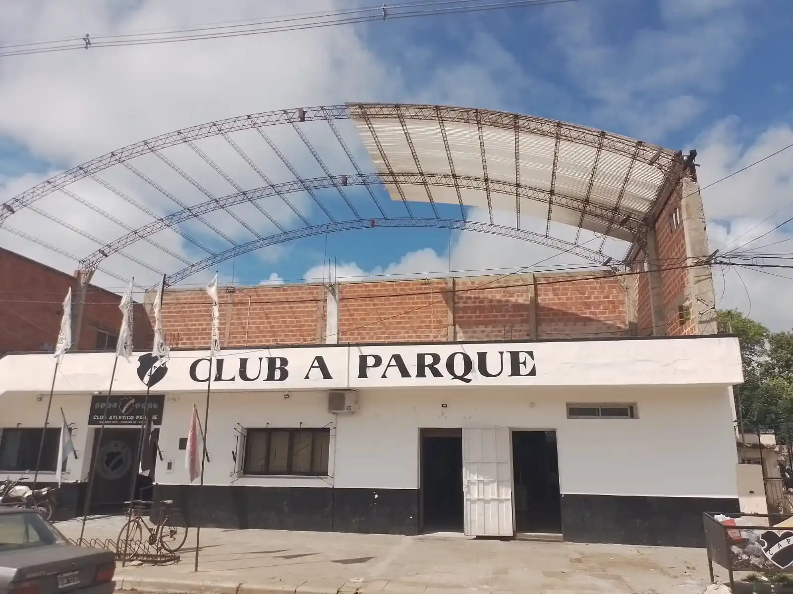 El Club Atlético Parque comenzó el techado del tinglado superior, una obra esperada por más de 50 años