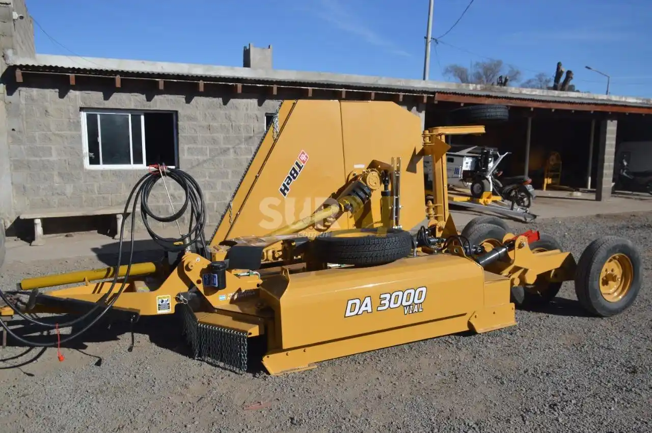 El gobierno venadense adquirió una desmalezadora para mantener caminos rurales