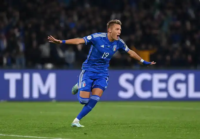 Retegui debutó con un gol, pero a Italia no le alcanzó