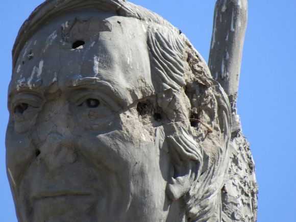 Atacaron con disparos un monumento a Kirchner en Vedia: Qué dijeron los autores de la obra