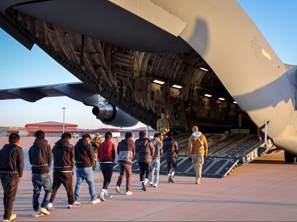 FRENAN deportación acelerada de migrantes impuesta por TRUMP
