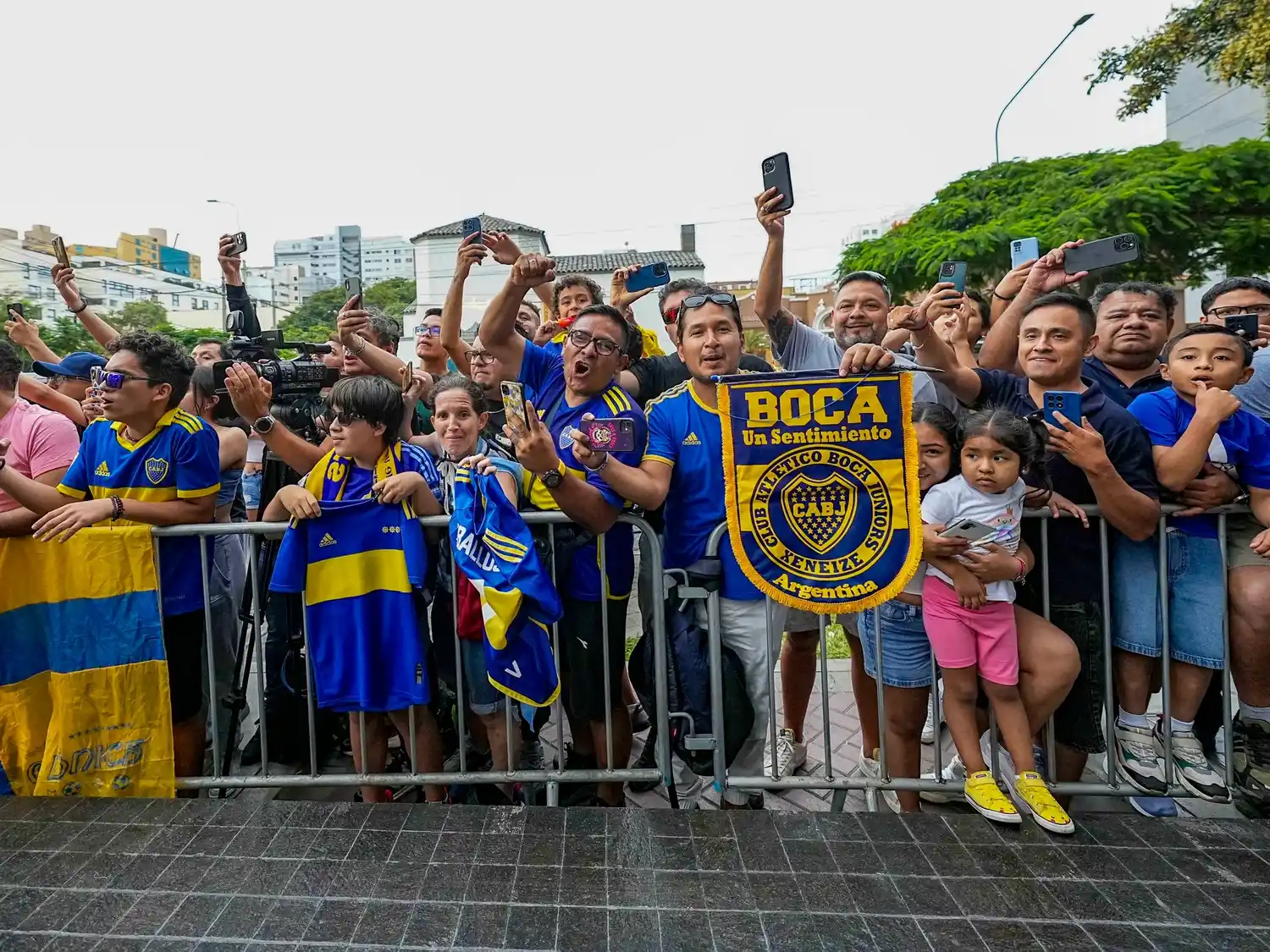 Los hinchas recibieron al Xeneize en su arribo a Perú.
