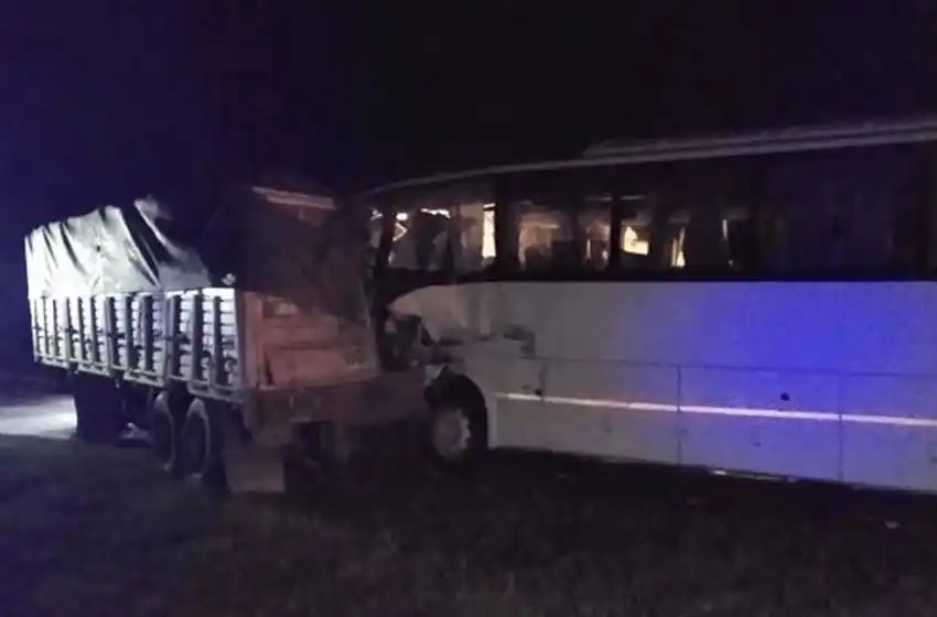 Un muerto tras el choque entre un camión y un colectivo que trasladaba a 45 jóvenes deportistas