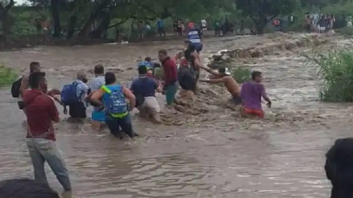 Por HAMBRE y DESESPERACIÓN cruzan la frontera los caminantes venezolanos