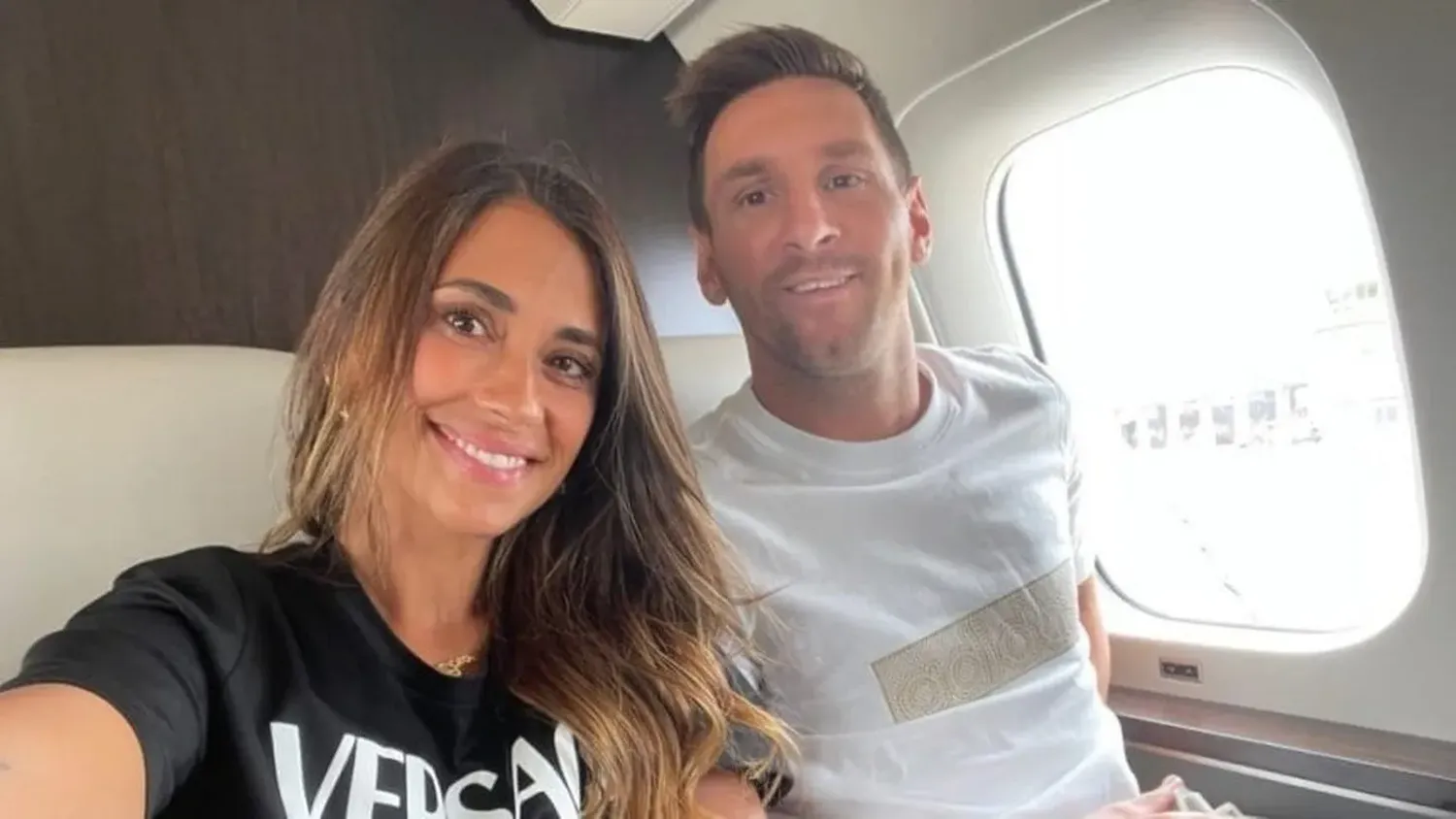 El avión de Lionel Messi y sus lujos más increíbles: dos baños, sillón XL y la cama donde duerme con Antonela
