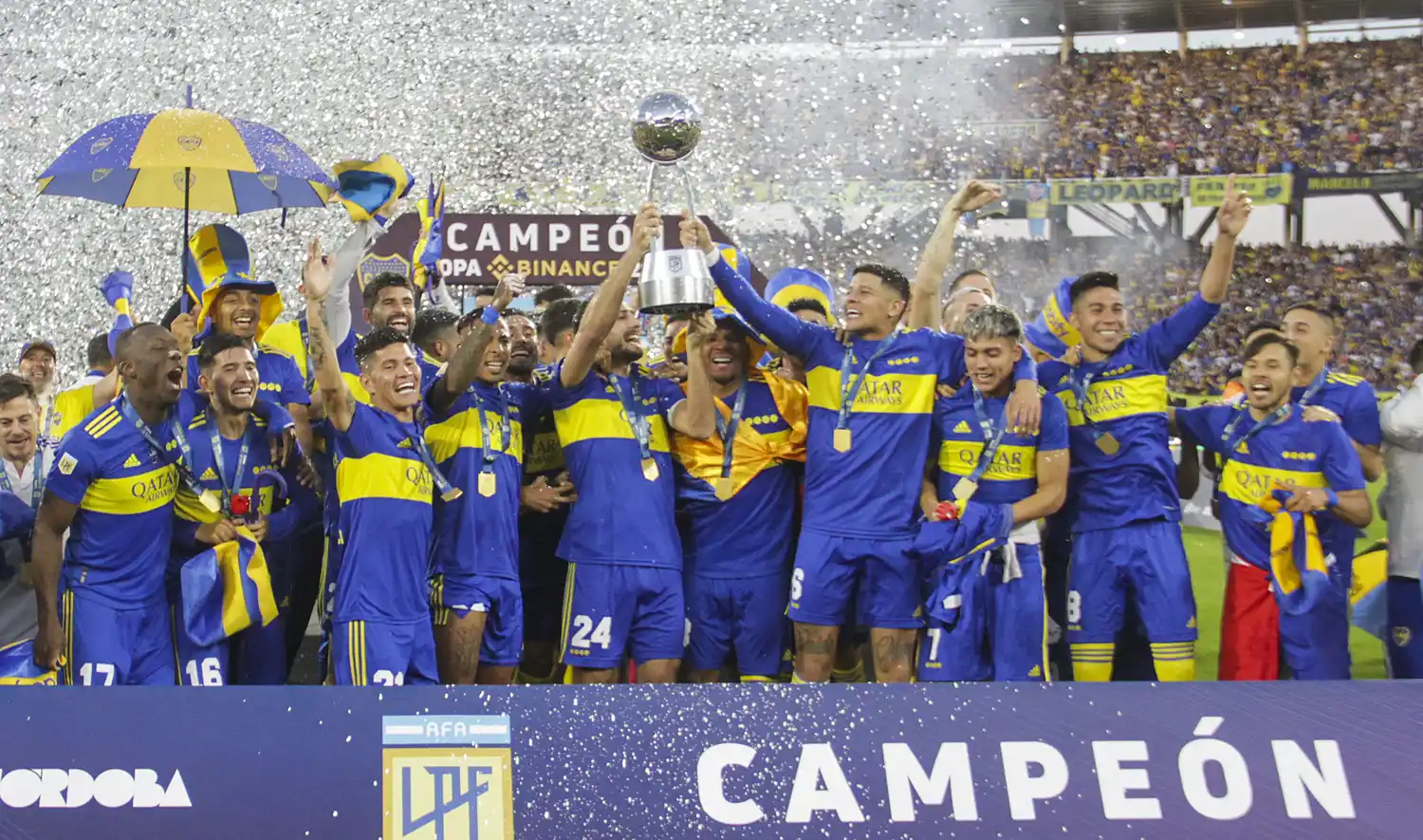 El festejo esperado por Boca, con la Copa de la Liga Profesional en manos del capitán Izquierdoz.