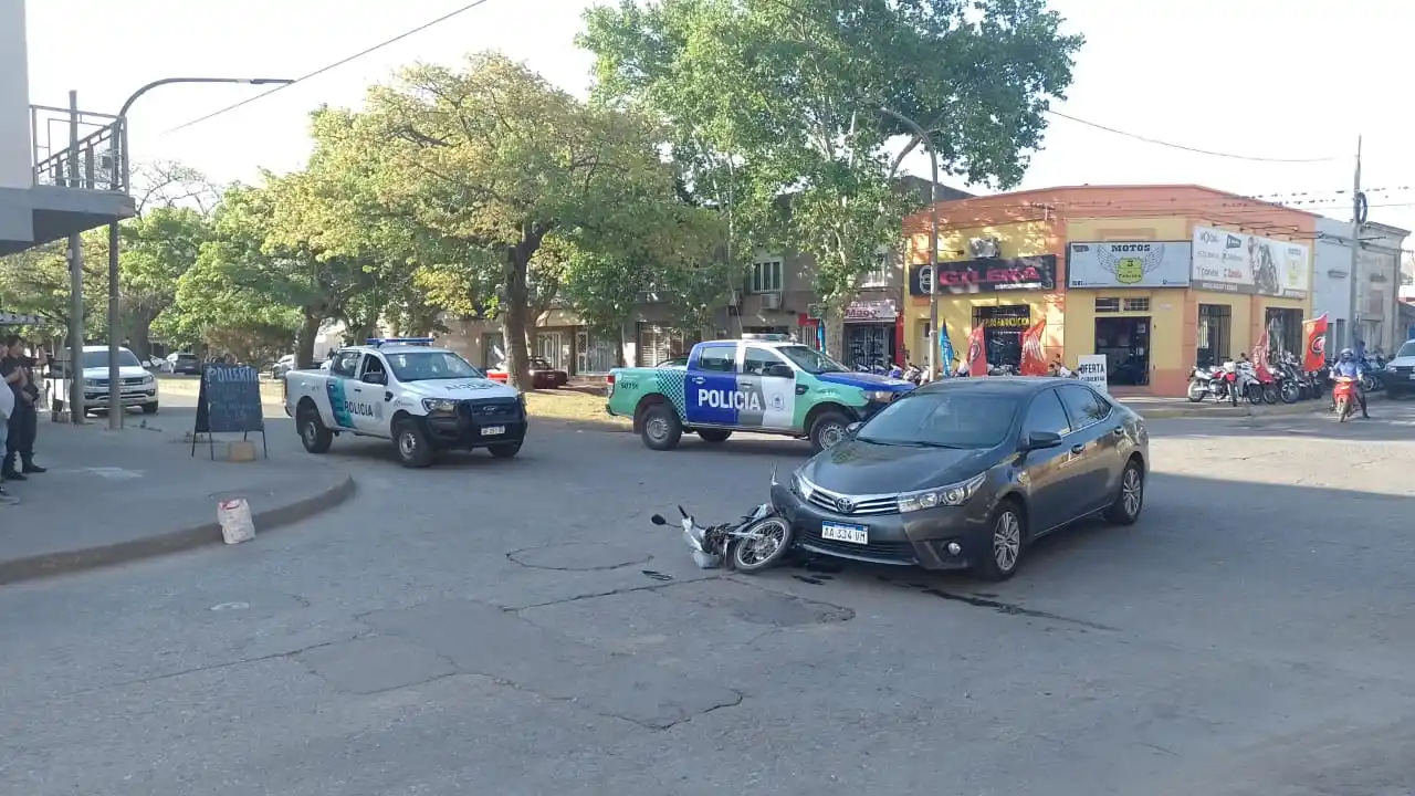 Accidente en Gomendio y 3 de Febrero: motociclista trasladada al Hospital