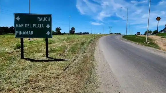 El Municipio de Tandil corta el pasto de las rutas y denuncia falta de mantenimiento de la concesionaria
