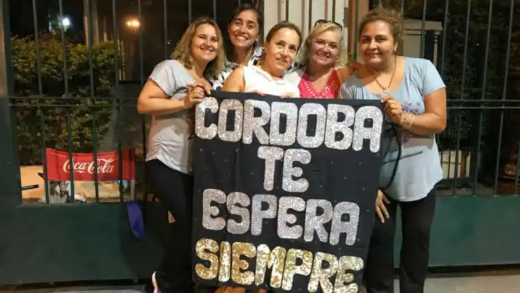 Las fans esperan a “Luismi” hace más de 50 días en el Estadio Orfeo