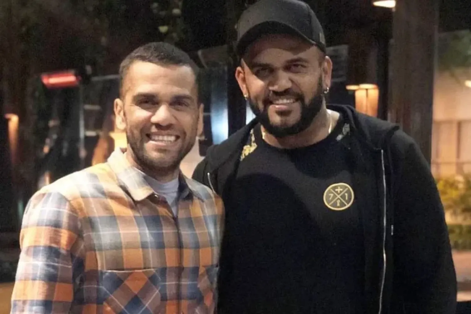 El hermano de Dani Alves negó que el futbolista se haya quitado la vida en prisión