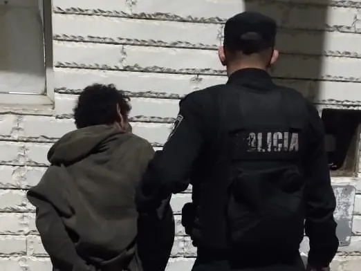 Detuvieron a un hombre que caminaba por los techos de un comercio para robar en la zona sudoeste.