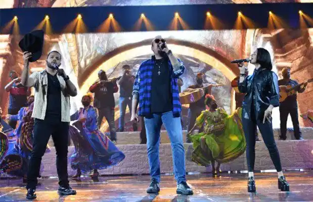 Pepe Aguilar y sus hijos. Foto AFP