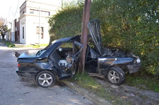 Continúa con riesgo de vida el joven que chocó contra un poste