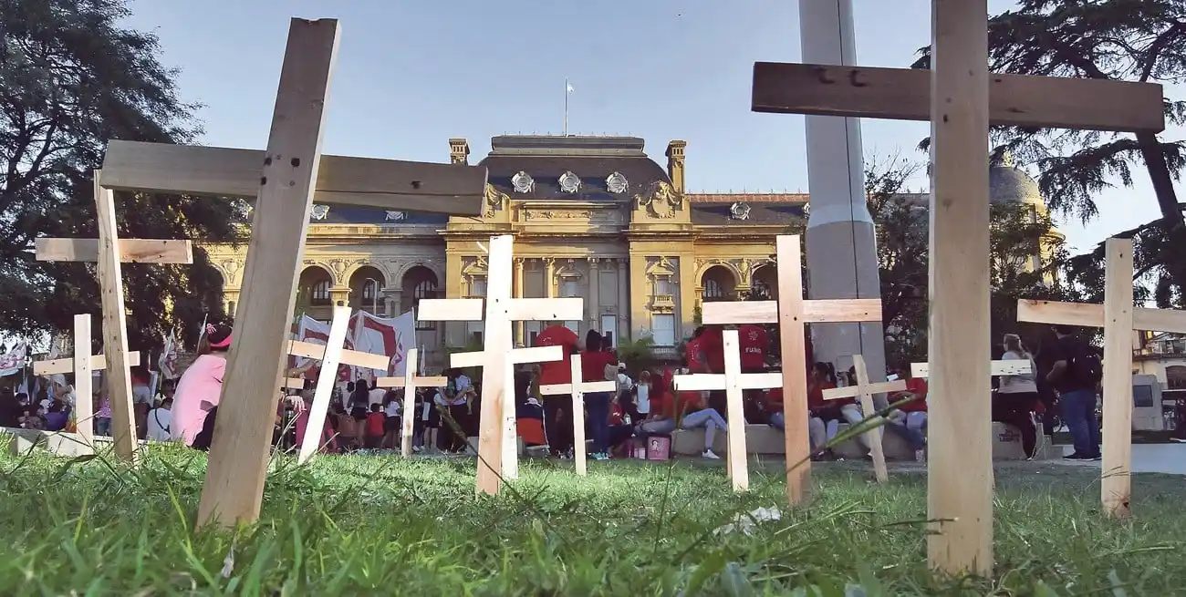 El pedido de justicia y reparación se mantuvo durante todo este tiempo frente a la Casa Gris. El Gobierno de Pullaro decidió acatar el fallo de la Corte e indemnizar a los damnificados.