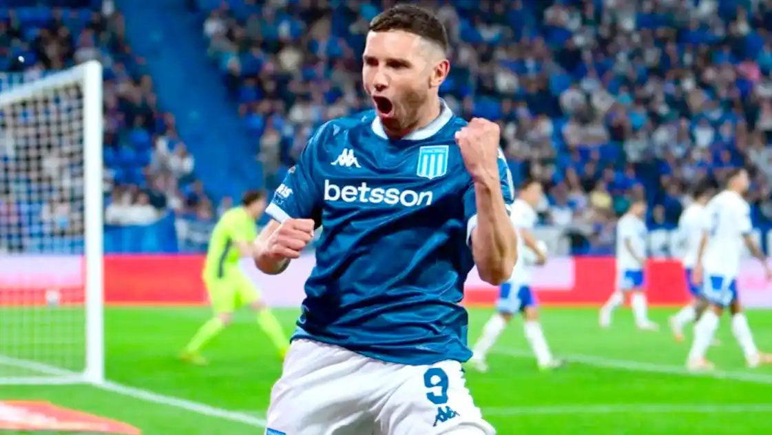 Racing aprovechó el hombre de más y pegó primero en la serie ante Vélez