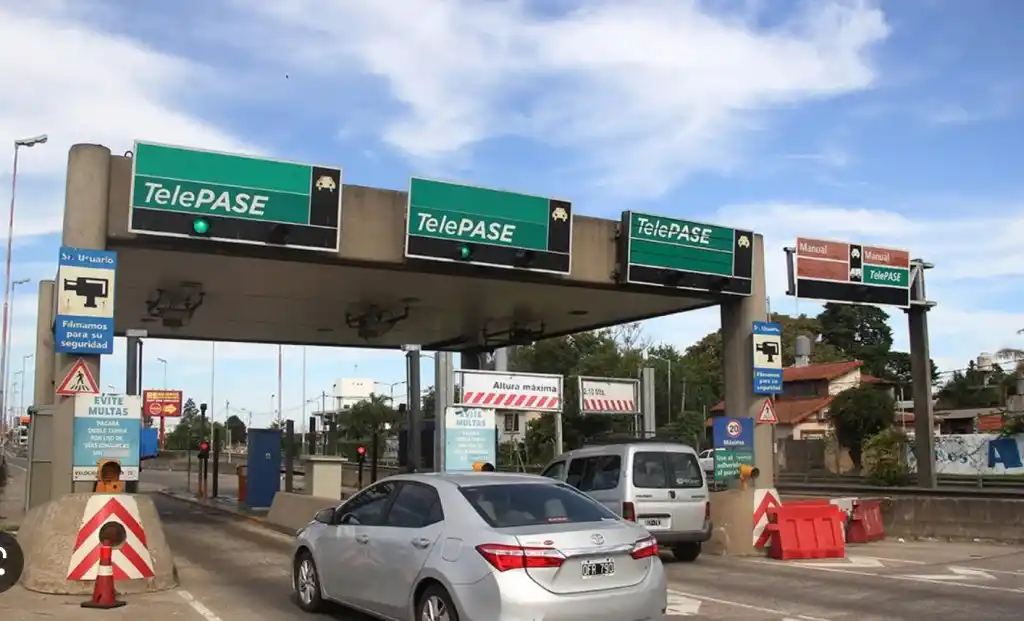 Los nuevos cuadros tarifarios elevan el costo del peaje para autos de $300 a $900.