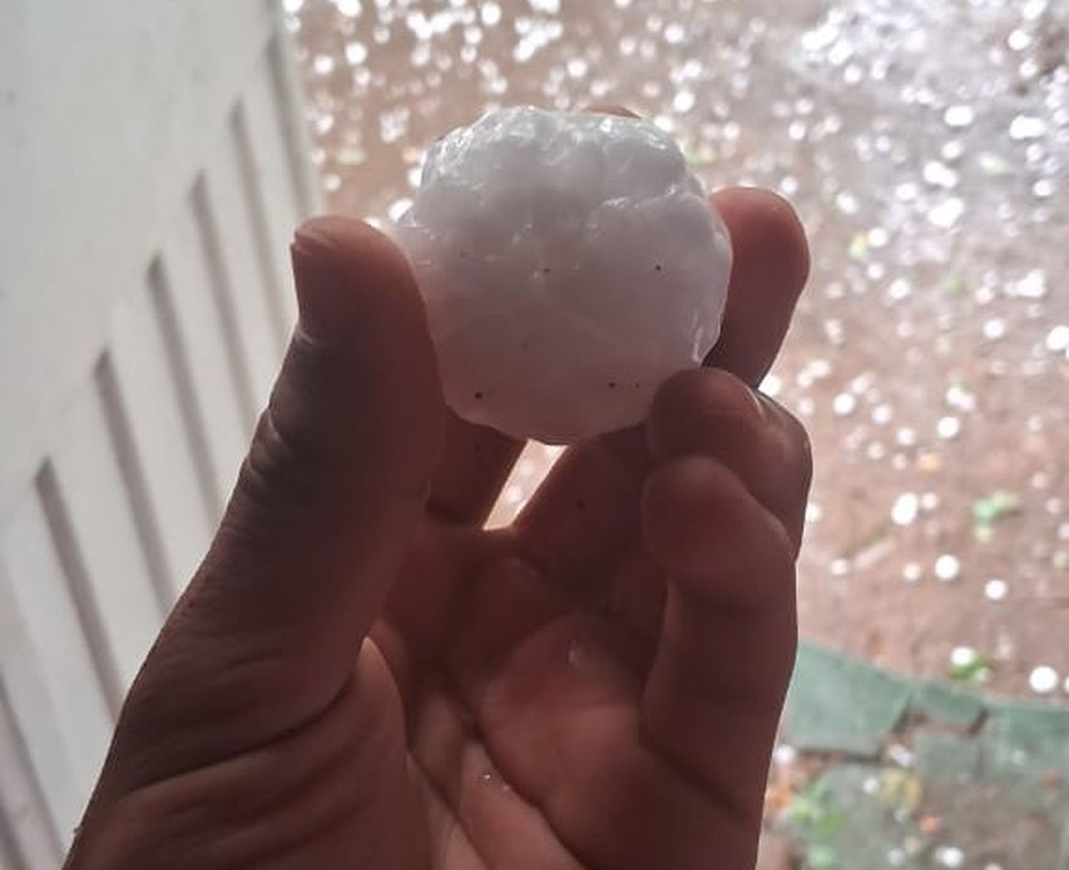 Cayó granizo en la localidad de Azucena.