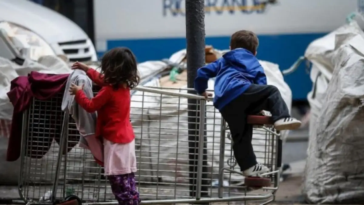 Según Unicef, la pobreza infantil cayó al 42,3% en 2025, pero advierten un posible rebote en 2026
