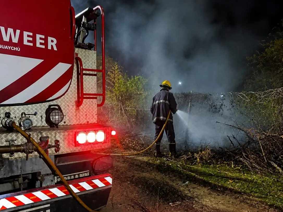 El incendio de un terreno y de un auto movilizó a los Bomberos en las primeras horas del domingo