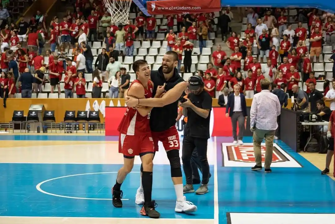 Se retiró Marc Gasol, y Fjellerup le envió un mensaje
