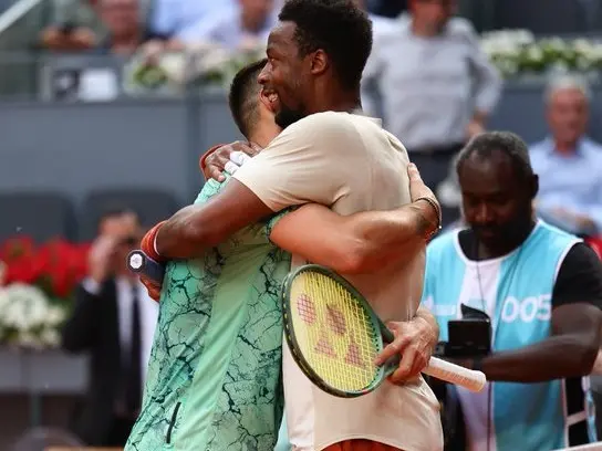 Camilo Ugo Carabelli y el abrazo tras vencer a Gael Monfils, quien jugó su último Master en Madrird.Foto: ESPN