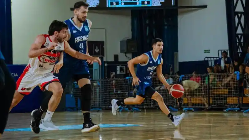 Terrera traslada el balón mientras López y Pividori disputan la posición. (Foto de Tomás Santander).