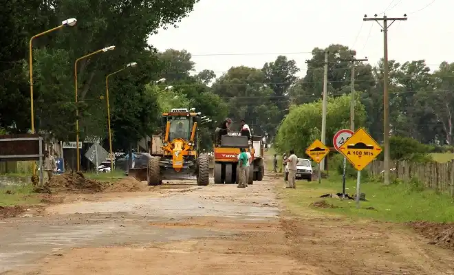 Reiniciaron el bacheo del camino a Ñandubaysal luego del feriado largo