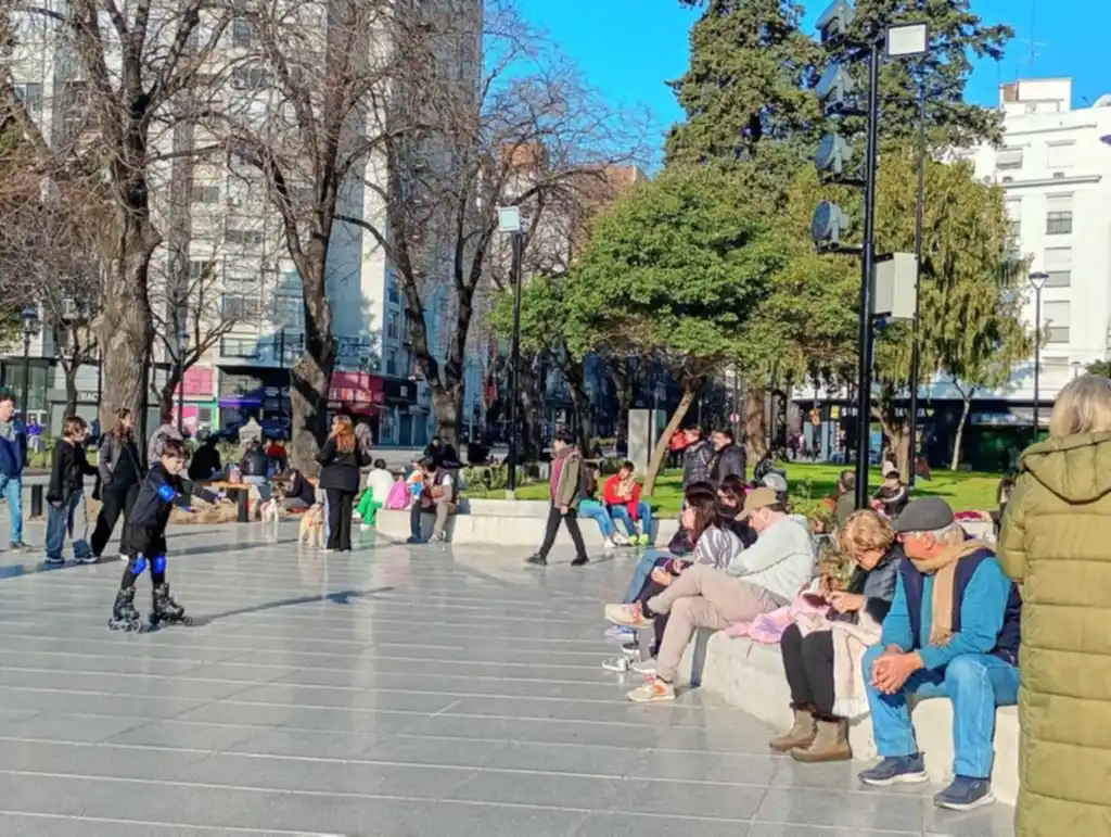 Disfrutando del sol en una plaza del centro de la ciudad de La Plata.