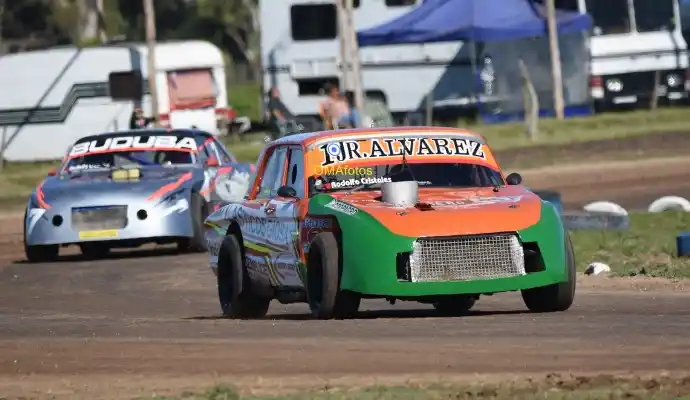El emblemático Ford naranja y verde de Diego Castañino.