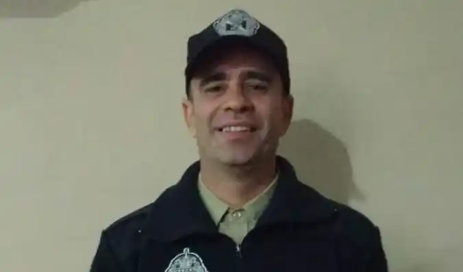 Un inspector del patrullaje municipal de San Isidro salvó a una mujer en medio de un incendio