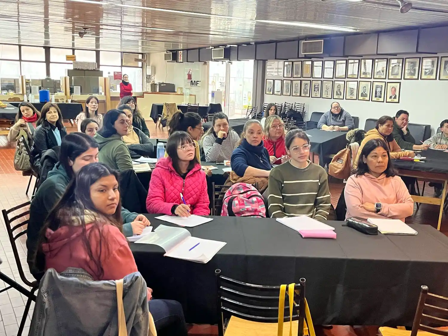 Buena participación de vecinos tuvo el curso.