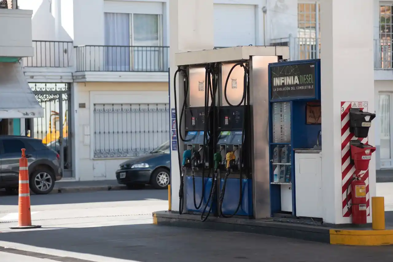 Se derrumbó el precio del petroleo a valores negativos: ¿Baja el precio de la nafta?