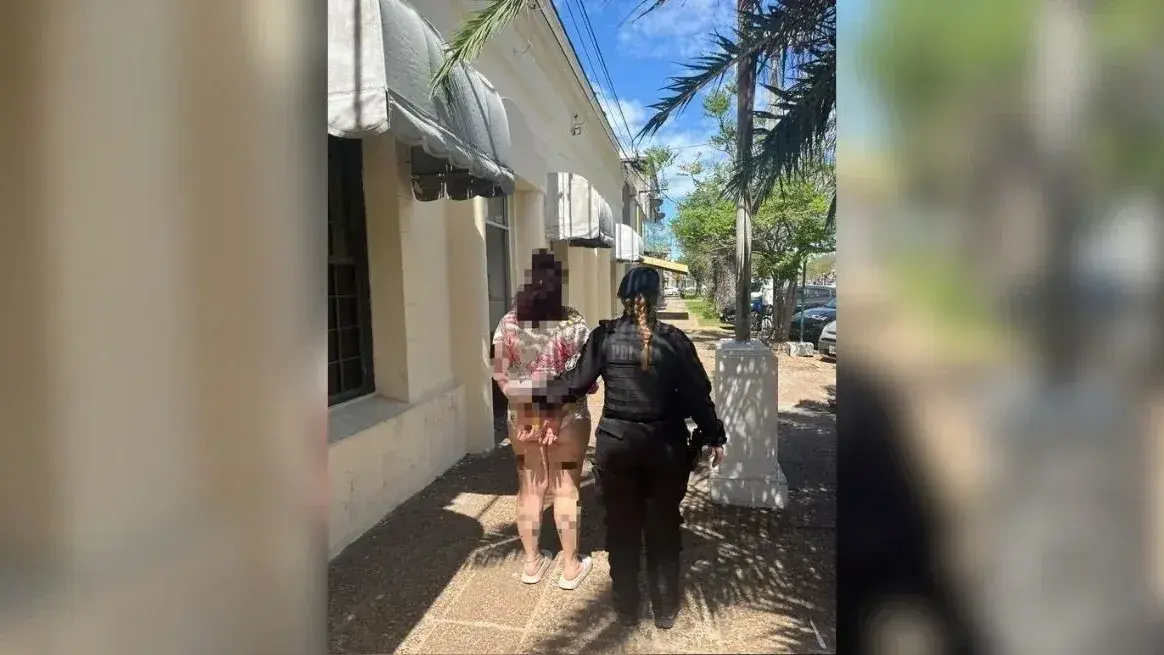 Una mujer buscaba a su marido, pateó la puerta de una casa y tiró un tiro al aire