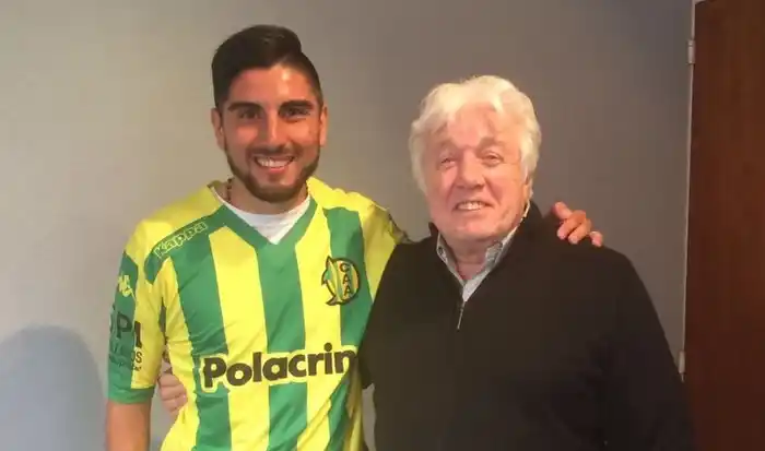 Alan Alegre con la camiseta de Aldosivi y el presidente José Moscuzza. (Foto: Club Aldosivi)
