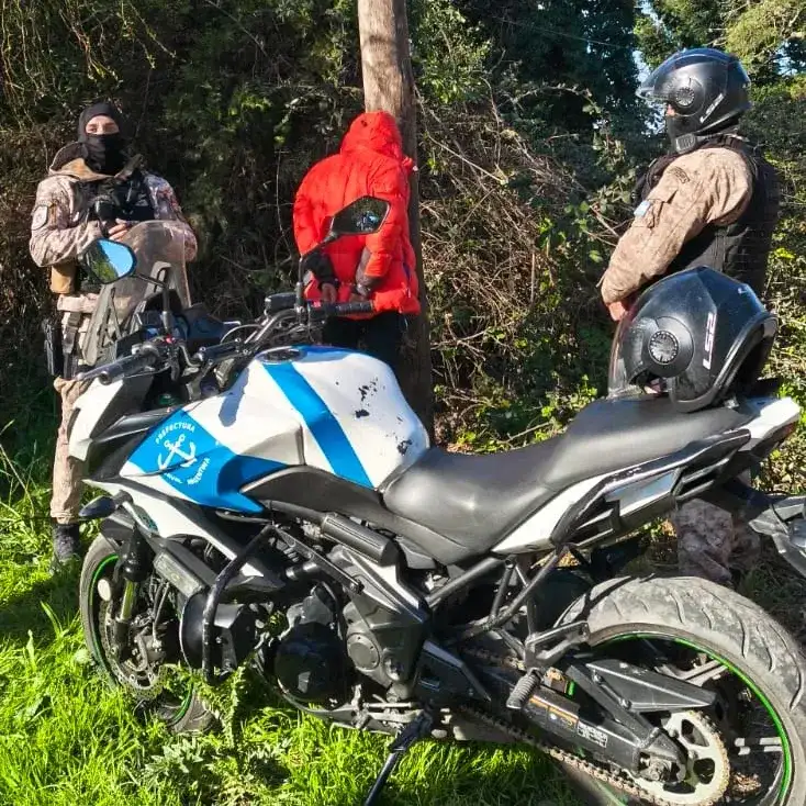 Huyó de un control, quiso agredir al personal y terminó aprehendido