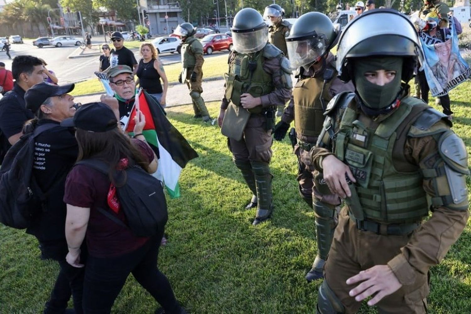 En Santiago, agentes antidisturbios dispersaron a las personas que querían celebrar el rechazo a la nueva constitución chilena. Crédito: REUTERS / Ivan Alvarado