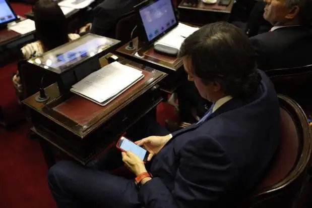 ¿Qué googleó Esteban Bullrich mientras hablaba Cristina en el Senado?