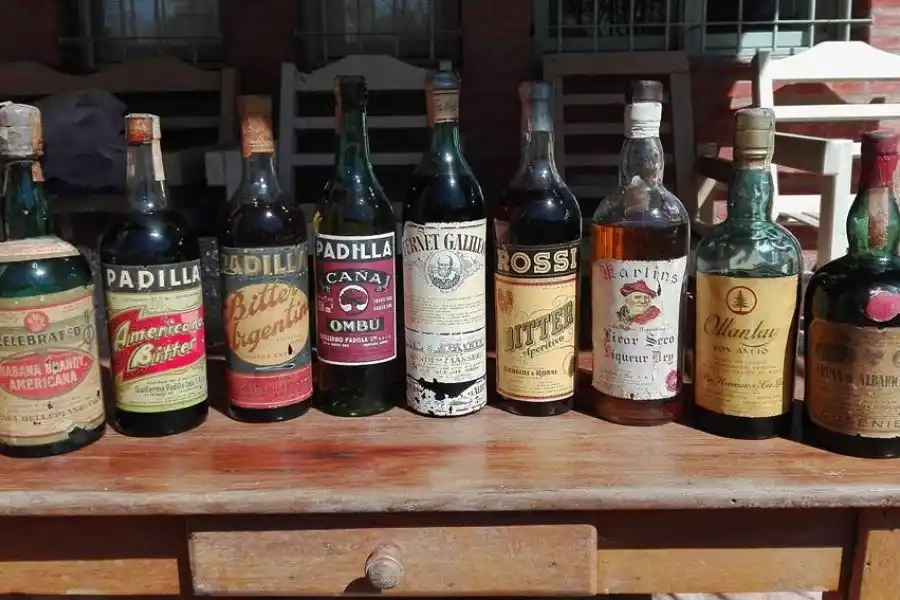 Antigüedades: botellas de aperitivos coleccionables