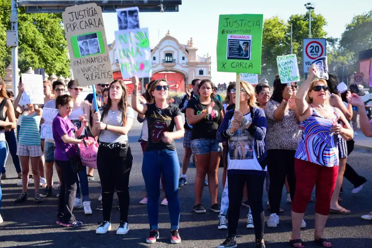 Tras el hallazgo del cuerpo de Carla Soggiu en el Riachuelo, familiares cortaron el Puente Alsina