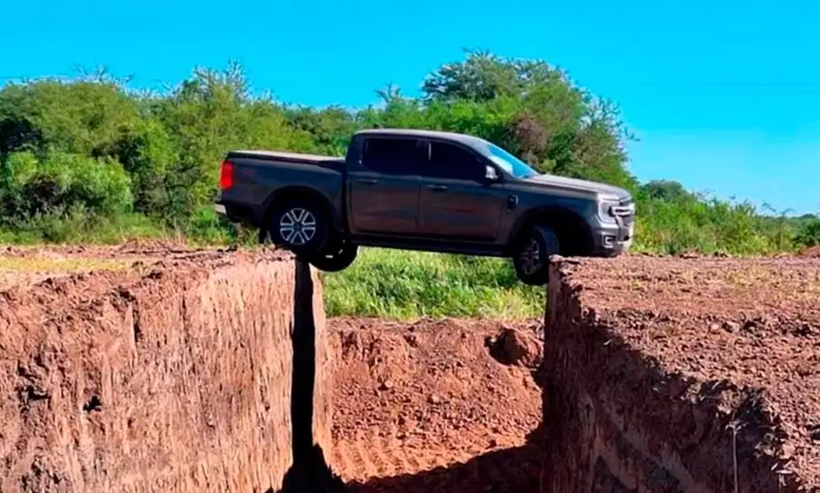 Se salvaron por milagro cuando la camioneta en la que iban quedó “levitando” en un camino sin terminar