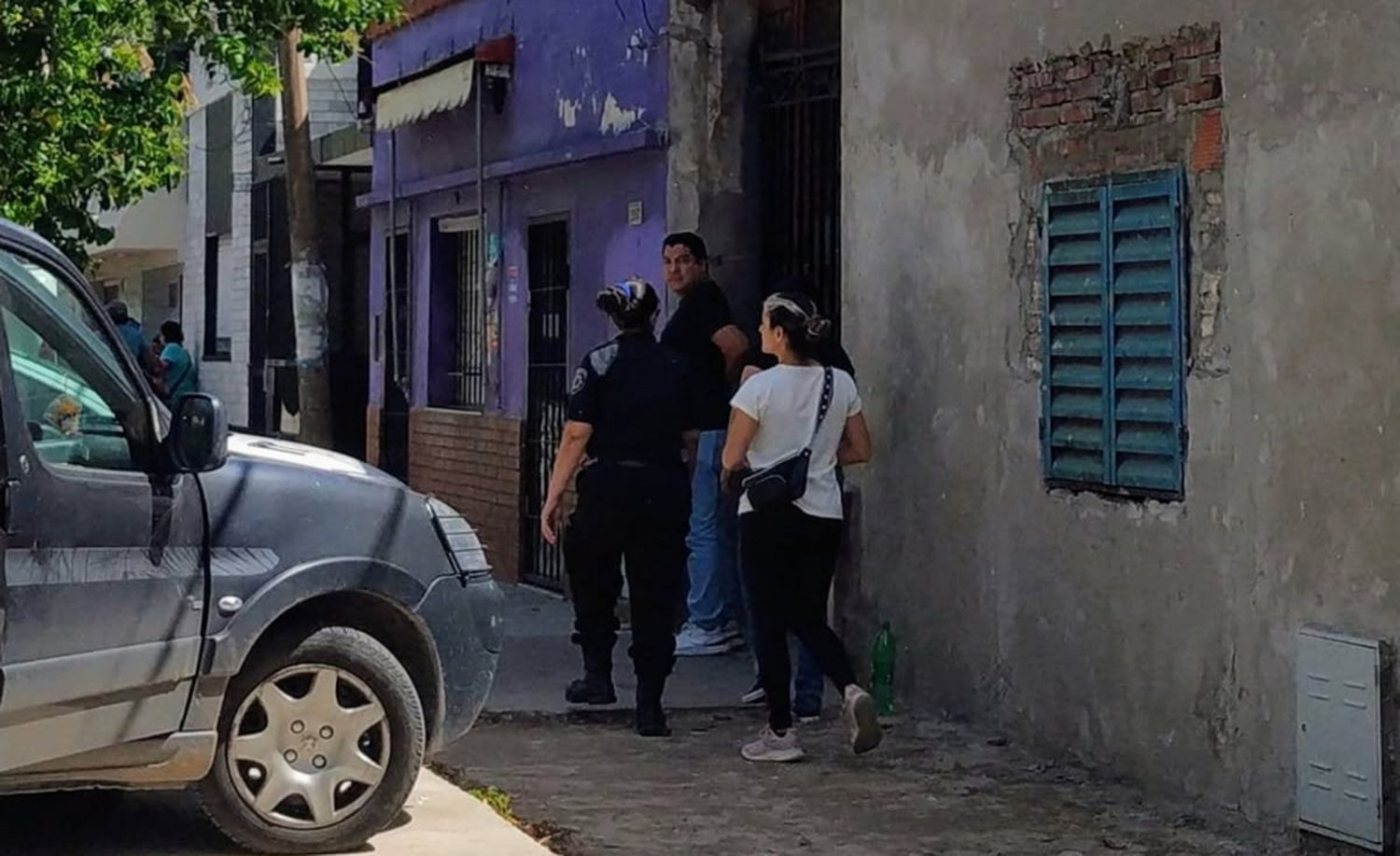 Familiares y compañeros despiden al policía asesinado en el Hospital Provincial, en un clima de profundo pesar