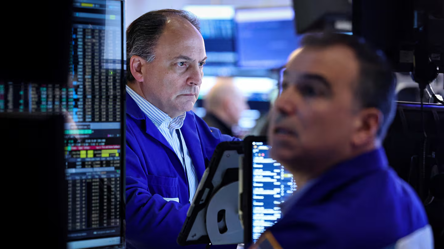 Caen las acciones argentinas en Wall Street y sube el riesgo país en medio de la tensión global