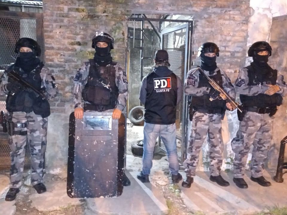 Detuvieron a dos sospechosas de formar parte de una banda narco y por el ataque a un negocio en Villa Gobernador Gálvez.