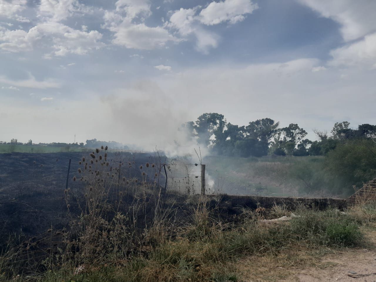 Incendio al borde del arroyo