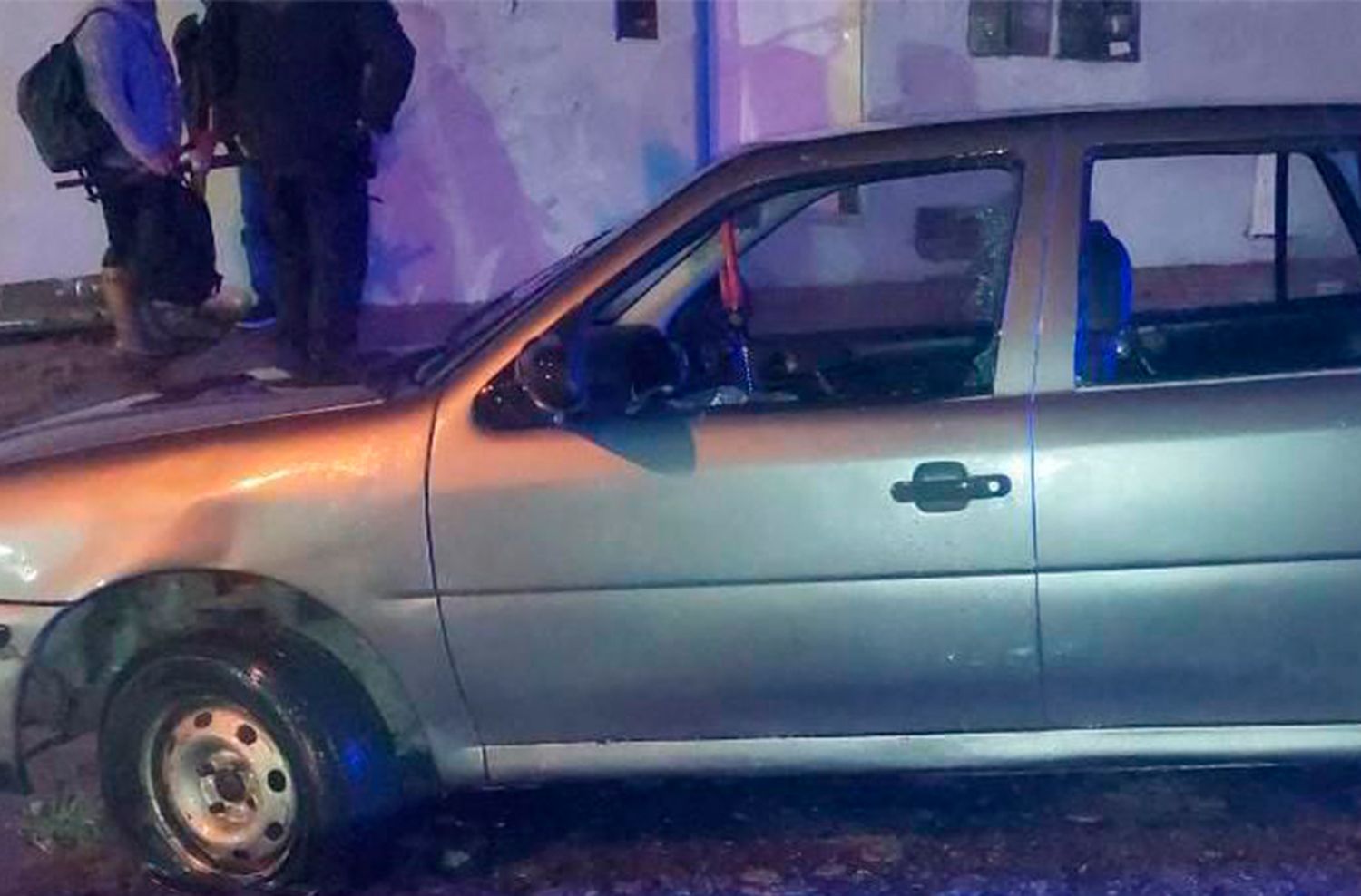 Daño colateral: discutió con su padre y le rompió los vidrios al auto de un vecino