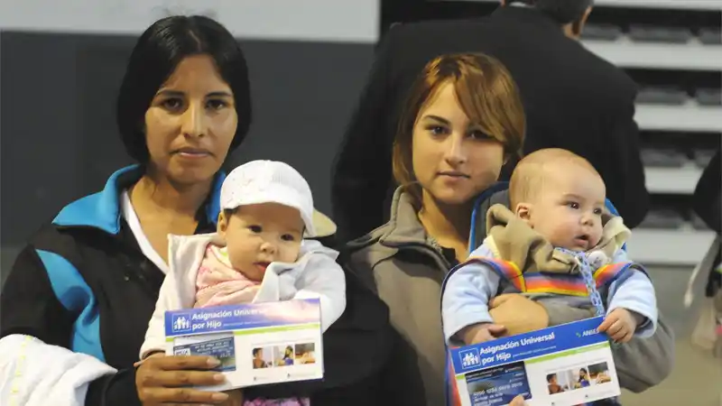 Anunciarán la incorporación de un millón de niños y adolescentes a AUH 